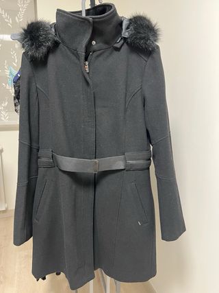 Abrigo Salsa Negro Talla L,pero no da mucha talla