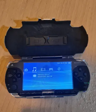 PSP Sony Negra + 3 Juegos