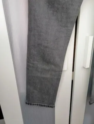 Pantalón vaquero hombre gris