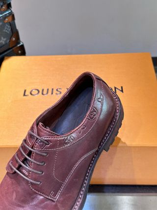Zapatos de vestir Louis Vuitton de cuero burdeos