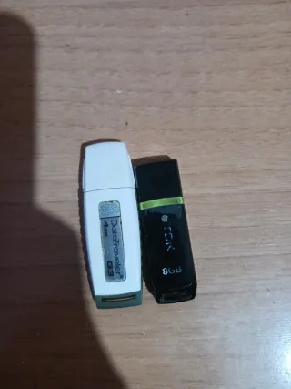 2 Pendrives USB 8GB y 4GB