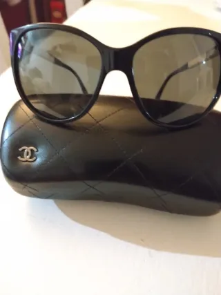 Gafas de sol Chanel negras y plateadas