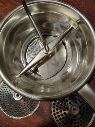 Passaverdure vintage acciaio con pomello rosso