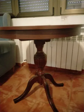 Mesa redonda dos rantigua de madera más dos sillas