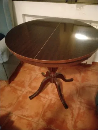 Mesa redonda dos rantigua de madera más dos sillas