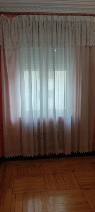 Cortina blanca de tela con encaje