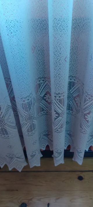 Cortina blanca de tela con encaje