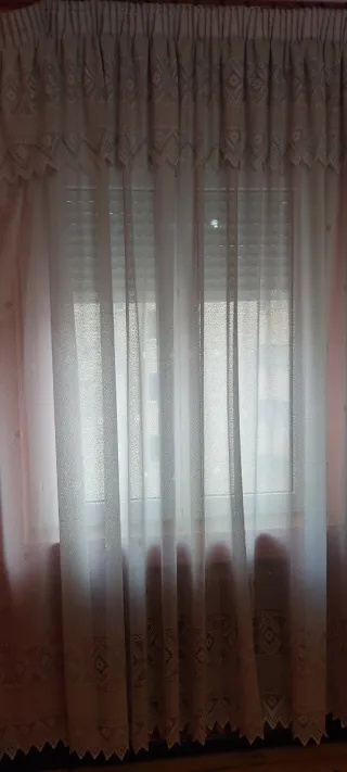 Cortina blanca de tela con encaje