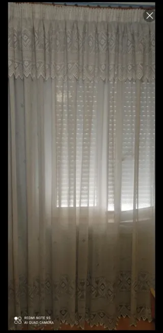 Cortina blanca de tela con encaje