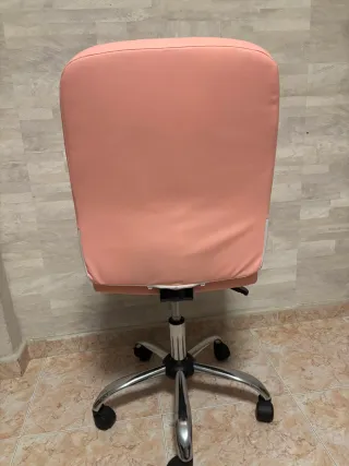 Silla giratoria rosa con base metálica