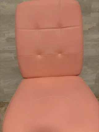 Silla giratoria rosa con base metálica