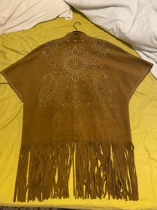 Chaleco Zara Woman ante tachuelas flecos