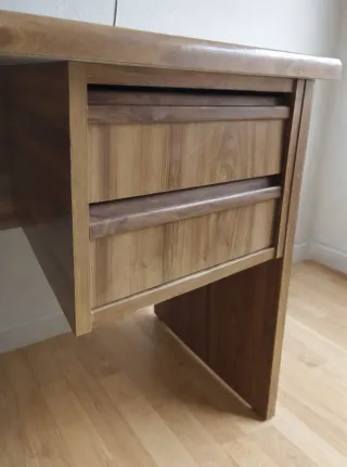 Escritorio de madera con cajones