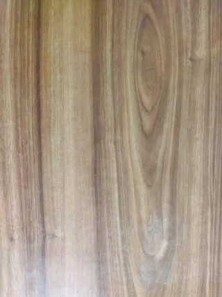 Escritorio de madera con cajones