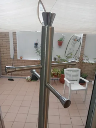 Perchero de pie metálico plateado