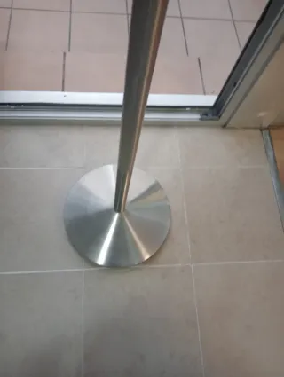 Perchero de pie metálico plateado