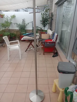 Perchero de pie metálico plateado