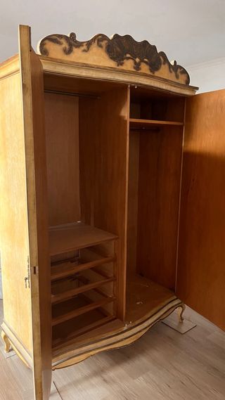 Armario antiguo con detalles pintados