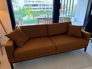 Sofá naranja y negro de tela