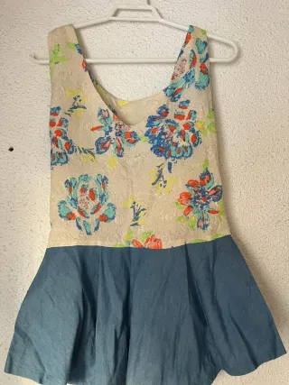 Camiseta floral con falda vaquera