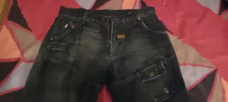 Pantalones vaqueros desgastados