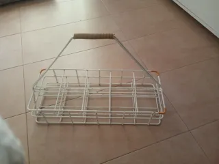 Botellero de metal blanco y naranja