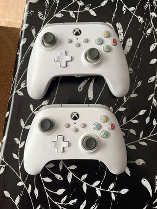 Xbox One Negra + 2 Mandos Blancos + 2 juegos