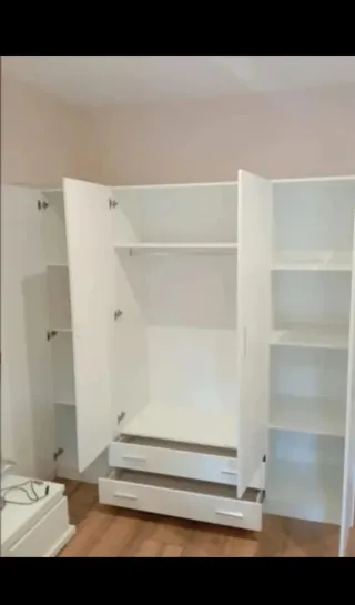 Armario blanco con cajones