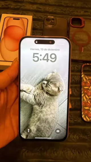 iPhone 15 128GB Rosa entregó con su caja forros