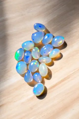 Lote 15 ópalos azules y multicolor