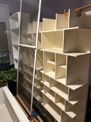 Estanterías modulares blancas y beige