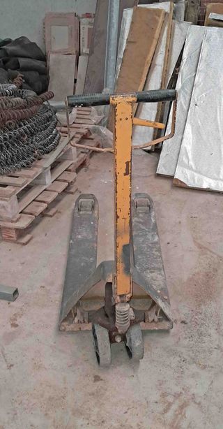 Transpaleta de 1.500 Kilos.