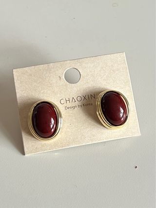 Pendientes Ovalados Dorados con Piedra Roja