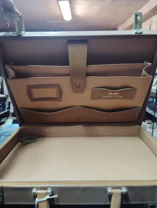 Maletín de cuero claro