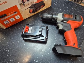 Taladro BLACK+DECKER 18V Negro/Rojo