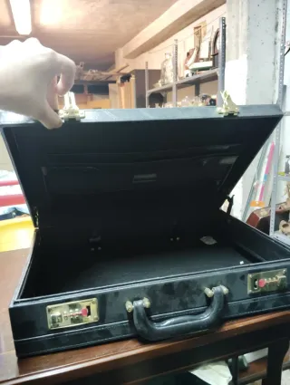 Maletín de cuero negro con combinación