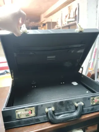 Maletín de cuero negro con combinación