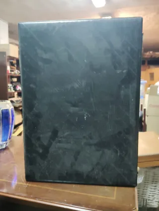 Maletín de cuero negro con combinación