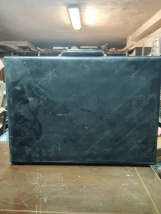 Maletín de cuero negro con combinación