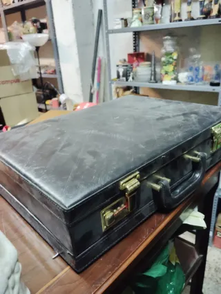 Maletín de cuero negro con combinación