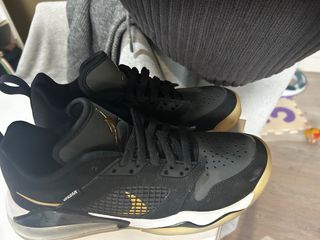 Nike Jordan Mars Negro y Dorado