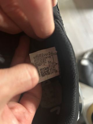 Nike Jordan Mars Negro y Dorado