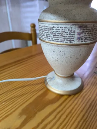 Lámpara de mesilla beige y dorada