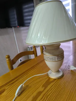 Lámpara de mesilla beige y dorada