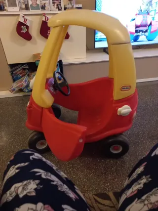 Coche correpasillos Little Tikes rojo y amarillo