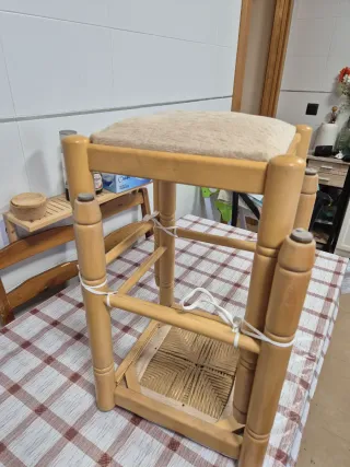 2 Taburetes de madera