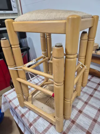 2 Taburetes de madera