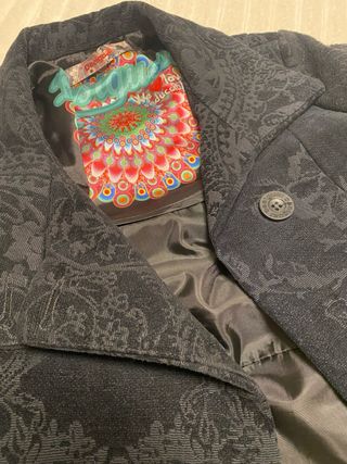 Abrigo Desigual Negro con Forro Multicolor