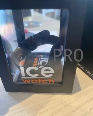 Reloj Negro para Mujer con Correa de Silicona