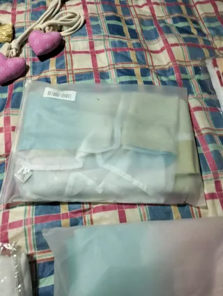 Cortinas blancas con diseño verde